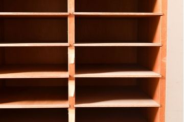 昭和レトロ　棚板が取り外しできるラワン材製の書類棚(収納棚、書類ケース)(R-047725)