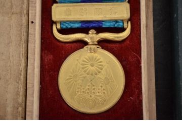 古い勲章13点(満州國建國、功労章、六等旭日章、赤十字、従軍記章)(R-047733)