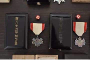 古い勲章13点(満州國建國、功労章、六等旭日章、赤十字、従軍記章)(R-047733)