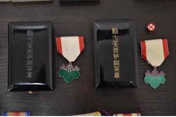 古い勲章13点(満州國建國、功労章、六等旭日章、赤十字、従軍記章)(R-047733)
