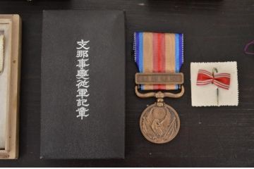 古い勲章13点(満州國建國、功労章、六等旭日章、赤十字、従軍記章)(R-047733)