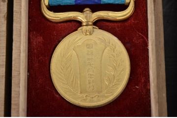 古い勲章13点(満州國建國、功労章、六等旭日章、赤十字、従軍記章)(R-047733)