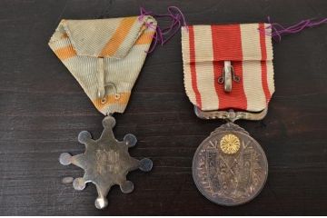 古い勲章13点(満州國建國、功労章、六等旭日章、赤十字、従軍記章)(R-047733)
