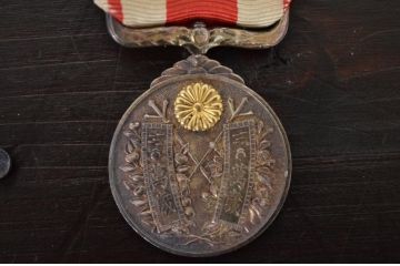 古い勲章13点(満州國建國、功労章、六等旭日章、赤十字、従軍記章)(R-047733)