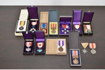 古い勲章13点(満州國建國、功労章、六等旭日章、赤十字、従軍記章)(R-047733)