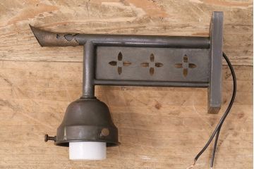 アンティーク照明　花のモチーフがポイントの可愛らしいウォールランプ(壁掛け照明、壁付け照明)(R-047777)