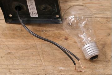 アンティーク照明　花のモチーフがポイントの可愛らしいウォールランプ(壁掛け照明、壁付け照明)(R-047777)