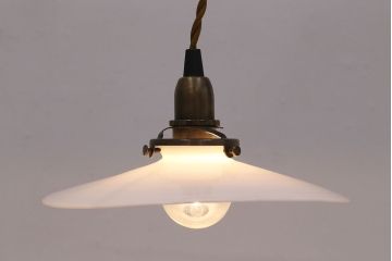 アンティーク照明　昔懐かしさ漂うレトロな平笠シェードの吊り下げ照明(ペンダントライト、天井照明、電笠)(R-047783)