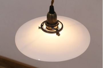 アンティーク照明　昔懐かしさ漂うレトロな平笠シェードの吊り下げ照明(ペンダントライト、天井照明、電笠)(R-047783)