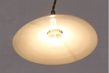 アンティーク照明　昔懐かしさ漂うレトロな平笠シェードの吊り下げ照明(ペンダントライト、天井照明、電笠)(R-047783)