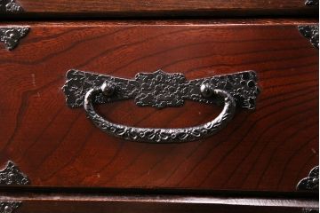 中古　志太民芸家具　懐かしさとモダンな雰囲気をを兼ね備えた格子茶たんす(水屋、和箪笥、収納棚)(R-047787)