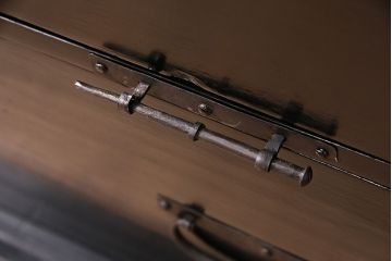 和製アンティーク　十字金具と鉄脚がマッチした渋く格好良い観音開き扉の時代箪笥ローボード(テレビ台、リビングボード)(R-047788)