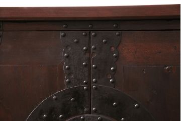 和製アンティーク　十字金具と鉄脚がマッチした渋く格好良い観音開き扉の時代箪笥ローボード(テレビ台、リビングボード)(R-047788)