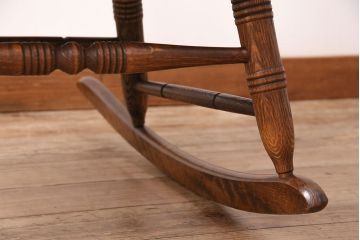 中古　ビンテージキツツキ　飛騨産業　WINDSORシリーズ　温もり溢れるくつろぎの空間におすすめなオーク材製のロッキングチェア(アームチェア、椅子)(R-047791)