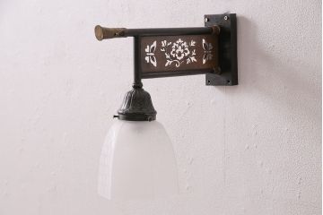 アンティーク照明　花と蝶の銅板透かし彫りが目を引く、大正ロマンな雰囲気漂うウォールランプ(壁掛け照明、壁付け照明)(R-047793)