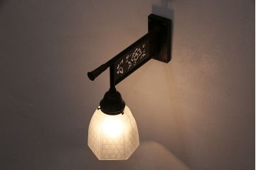 アンティーク照明　花と蝶の銅板透かし彫りが目を引く、大正ロマンな雰囲気漂うウォールランプ(壁掛け照明、壁付け照明)(R-047793)