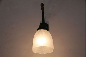 アンティーク照明　花と蝶の銅板透かし彫りが目を引く、大正ロマンな雰囲気漂うウォールランプ(壁掛け照明、壁付け照明)(R-047793)