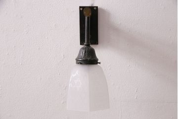 アンティーク照明　花と蝶の銅板透かし彫りが目を引く、大正ロマンな雰囲気漂うウォールランプ(壁掛け照明、壁付け照明)(R-047793)