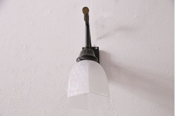 アンティーク照明　花と蝶の銅板透かし彫りが目を引く、大正ロマンな雰囲気漂うウォールランプ(壁掛け照明、壁付け照明)(R-047793)