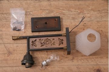 アンティーク照明　花と蝶の銅板透かし彫りが目を引く、大正ロマンな雰囲気漂うウォールランプ(壁掛け照明、壁付け照明)(R-047793)