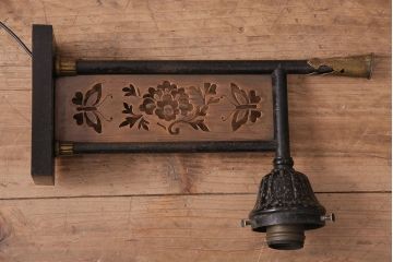 アンティーク照明　花と蝶の銅板透かし彫りが目を引く、大正ロマンな雰囲気漂うウォールランプ(壁掛け照明、壁付け照明)(R-047793)