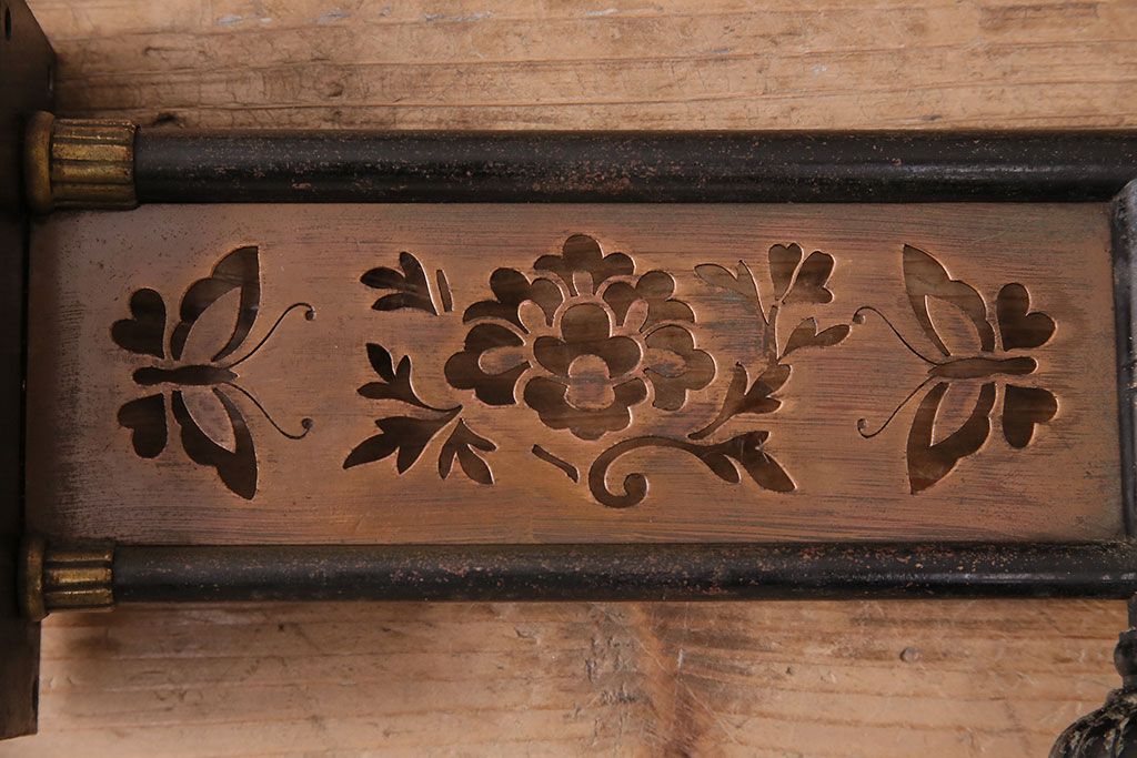 アンティーク照明　花と蝶の銅板透かし彫りが目を引く、大正ロマンな雰囲気漂うウォールランプ(壁掛け照明、壁付け照明)(R-047793)