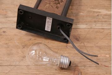 アンティーク照明　花と蝶の銅板透かし彫りが目を引く、大正ロマンな雰囲気漂うウォールランプ(壁掛け照明、壁付け照明)(R-047793)