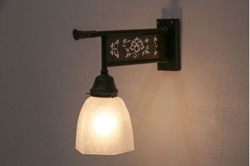 アンティーク照明　花と蝶の銅板透かし彫りが目を引く、大正ロマンな雰囲気漂うウォールランプ(壁掛け照明、壁付け照明)(R-047793)