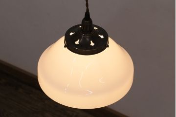 アンティーク照明　レトロな雰囲気漂う乳白色のガラスペンダントライト(吊り下げ照明、天井照明)(R-047797)
