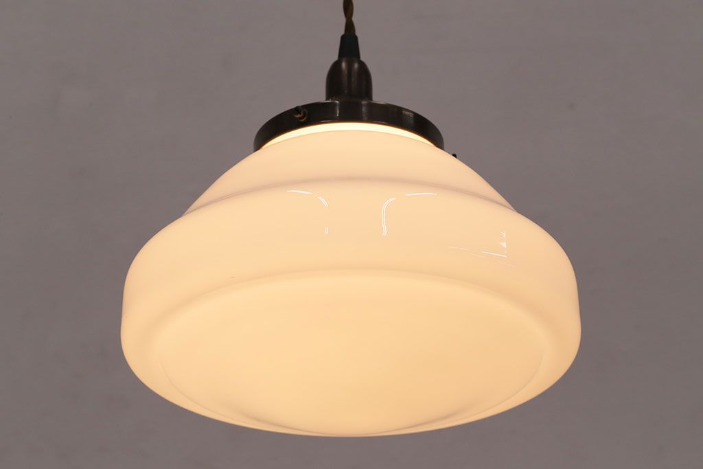 アンティーク照明　レトロな雰囲気漂う乳白色のガラスペンダントライト(吊り下げ照明、天井照明)(R-047797)