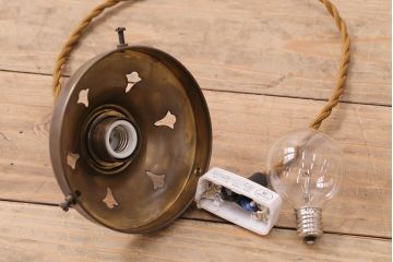 アンティーク照明　レトロな雰囲気漂う乳白色のガラスペンダントライト(吊り下げ照明、天井照明)(R-047797)