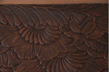 ビンテージ　伝統工芸　日光彫り　彫刻の花が華やかさを添えるセンターテーブル(サイドテーブル、ローテーブル)(R-047799)
