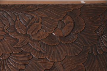 ビンテージ　伝統工芸　日光彫り　彫刻の花が華やかさを添えるセンターテーブル(サイドテーブル、ローテーブル)(R-047799)