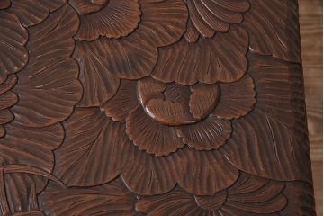 ビンテージ　伝統工芸　日光彫り　彫刻の花が華やかさを添えるセンターテーブル(サイドテーブル、ローテーブル)(R-047799)