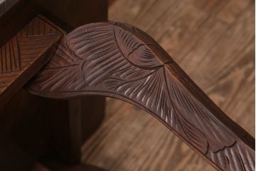 ビンテージ　伝統工芸　日光彫り　彫刻の花が華やかさを添えるセンターテーブル(サイドテーブル、ローテーブル)(R-047799)