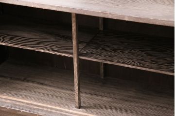 和製ビンテージ　高級杉材　独特の趣が感じられる浮造り仕上げの飾り棚(茶棚、陳列棚)(R-047801)