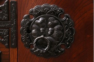 中古　民芸家具　岩谷堂箪笥　北上B型　優美な牡丹金具が豪華な印象を与えるチェスト(和タンス、引き出し)(R-047802)