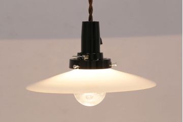 アンティーク照明　昭和レトロ　昔懐かしい平笠シェードの吊り下げ照明(ペンダントライト、天井照明、電笠)(R-047821)