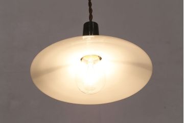 アンティーク照明　昭和レトロ　昔懐かしい平笠シェードの吊り下げ照明(ペンダントライト、天井照明、電笠)(R-047821)