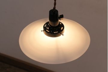 アンティーク照明　昭和レトロ　古き良き時代の雰囲気溢れる平笠シェードの吊り下げ照明(ペンダントライト、天井照明、電笠)(R-047822)
