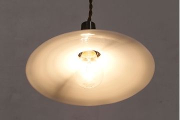 アンティーク照明　昭和レトロ　古き良き時代の雰囲気溢れる平笠シェードの吊り下げ照明(ペンダントライト、天井照明、電笠)(R-047822)