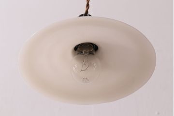 アンティーク照明　昭和レトロ　古き良き時代の雰囲気溢れる平笠シェードの吊り下げ照明(ペンダントライト、天井照明、電笠)(R-047822)