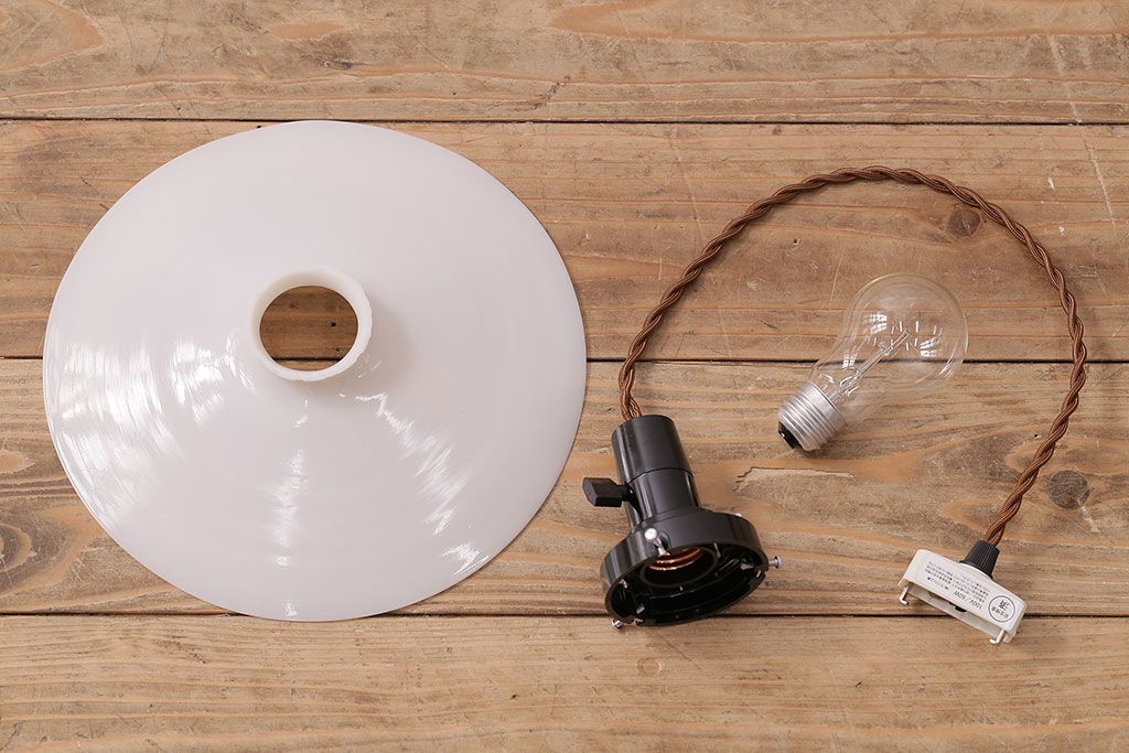 アンティーク照明　昭和レトロ　古き良き時代の雰囲気溢れる平笠シェードの吊り下げ照明(ペンダントライト、天井照明、電笠)(R-047822)