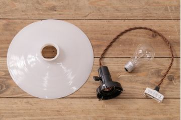 アンティーク照明　昭和レトロ　古き良き時代の雰囲気溢れる平笠シェードの吊り下げ照明(ペンダントライト、天井照明、電笠)(R-047822)