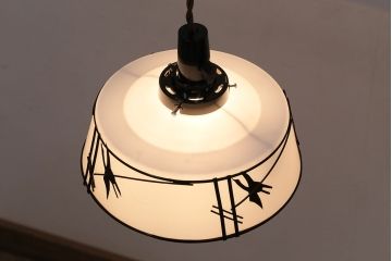 レトロ照明　ベークライト製　鶴のセルロイド装飾がアクセントになったペンダントライト(天井照明、吊り下げ照明、セル巻き)(R-047824)