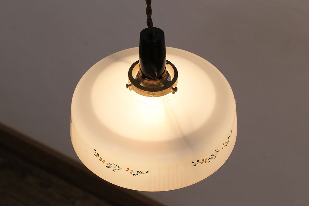 アンティーク照明　ベークライト　お花のモチーフが優しい雰囲気を醸し出すペンダントライト(天井照明、吊り下げ照明)(R-047825)