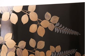 中古　美品　民芸家具　輪島塗　井波唯志作　萩に牡丹　金銀蒔絵　蒔絵の意匠が見事な大振りの衝立(定価約450万円)(つい立て)(R-047826)