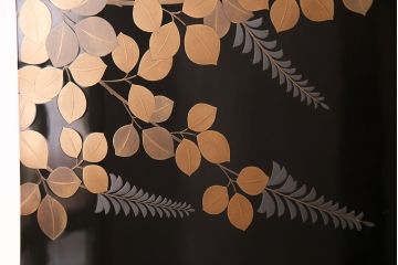 中古　美品　民芸家具　輪島塗　井波唯志作　萩に牡丹　金銀蒔絵　蒔絵の意匠が見事な大振りの衝立(定価約450万円)(つい立て)(R-047826)