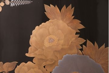 中古　美品　民芸家具　輪島塗　井波唯志作　萩に牡丹　金銀蒔絵　蒔絵の意匠が見事な大振りの衝立(定価約450万円)(つい立て)(R-047826)