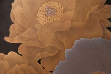 中古　美品　民芸家具　輪島塗　井波唯志作　萩に牡丹　金銀蒔絵　蒔絵の意匠が見事な大振りの衝立(定価約450万円)(つい立て)(R-047826)